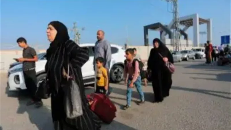 القاهرة الإخبارية: وصول أكثر من 400 شخص إلى معبر رفح و 30 عربة إسعاف لتلقي جرحى غزة 