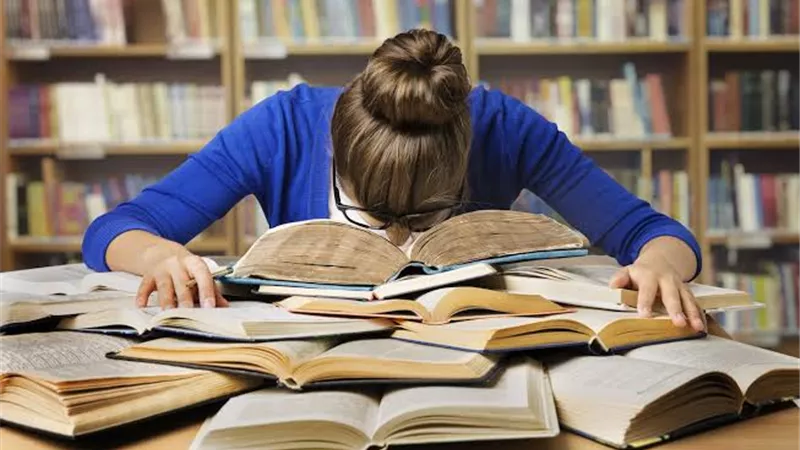 مع اقتراب الامتحانات.. نصائح للآباء في التعامل مع أولادهم