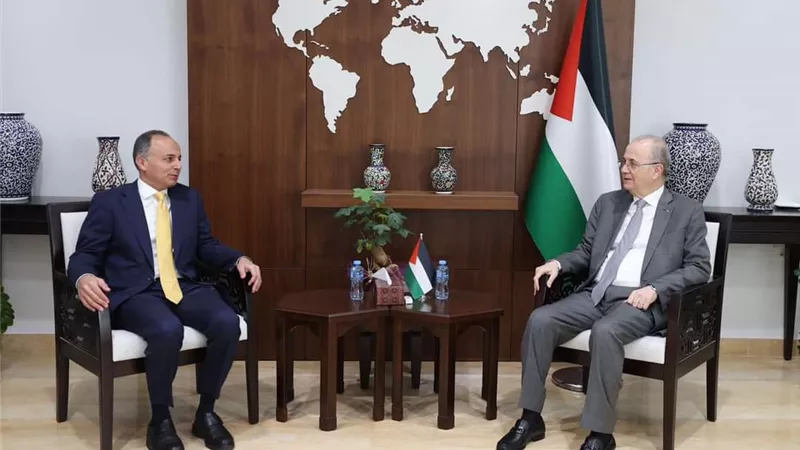 سفير مصر ورئيس الوزراء الفلسطيني يبحثان سبل التعاون 