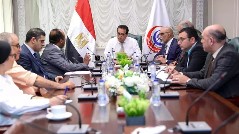 وزير الصحة يتابع مستجدات العمل بالمشروع القومي لرعاية الأطفال