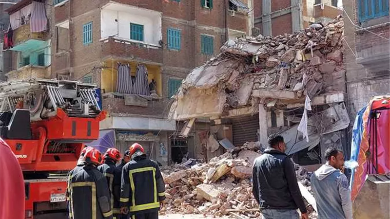 ‏تحطم سيارتين ووفيات ومصابين حصيلة انهيار عقار في الإسكندرية