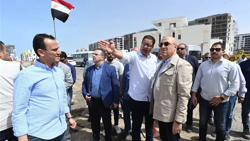 وزير الإسكان يتفقد أعمال التشطيبات بالمباني في العلمين الجديدة