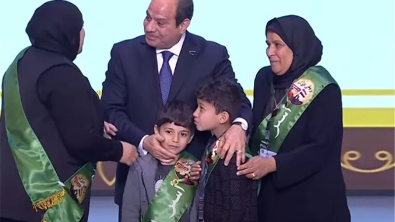 بمناسبة يوم الشهيد.. السيسي يكرم أسر الشهداء