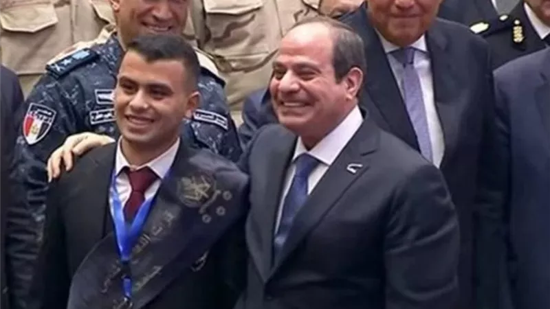 في لفته إنسانية.. السيسي يُلبي مطلب أحد الحضور باحتفالية يوم الشهيد 