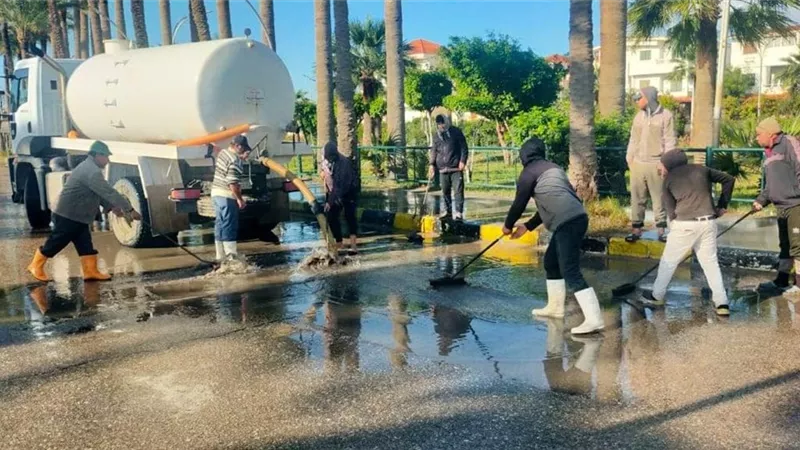 رأس البر تواصل جهودها لرفع تجمعات مياة الأمطار والتعامل مع موجة الطقس السيء بدمياط