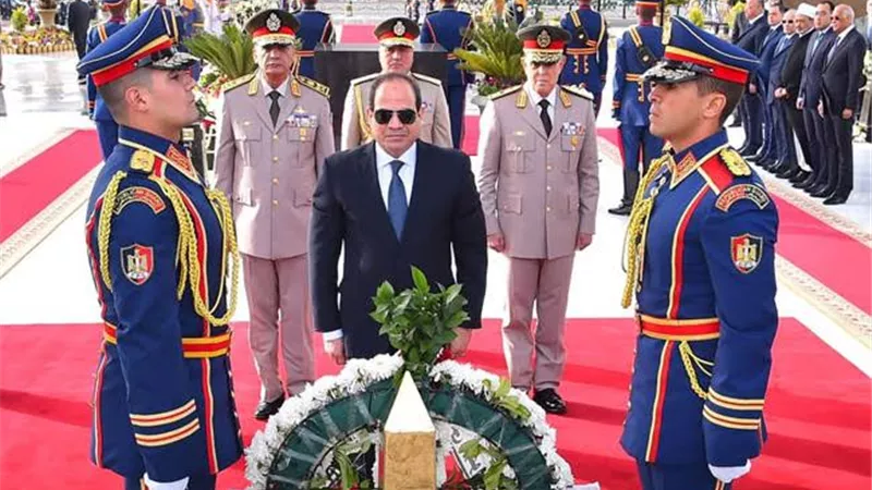 السيسي يضع إكليل زهور على النصب التذكاري لشهداء القوات المسلحة