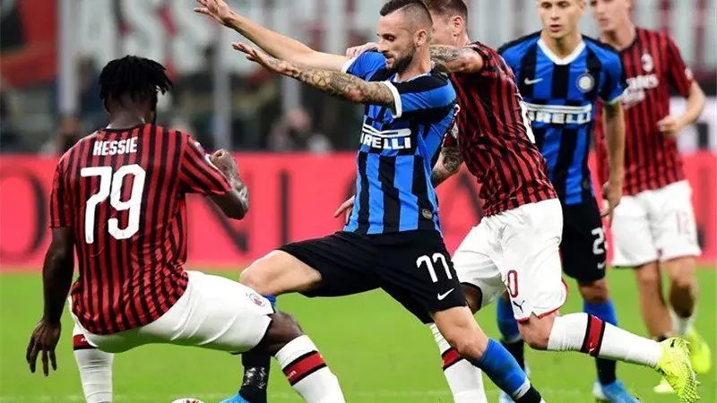 ديربي ميلانو.. الإنتر ضيفاً على ميلان في مهمة حسم لقب الدوري الإيطالي 