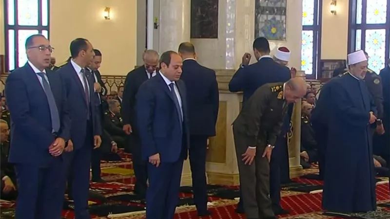 بمناسبة يوم الشهيد.. السيسي يؤدي صلاة الجمعة بمسجد المشير