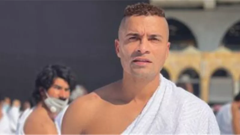 من الأضواء إلى بيت الله