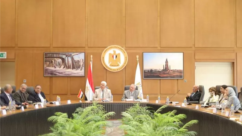 «عاشور» يوجه بزيادة مشاركة الجامعات في المشروعات التنموية