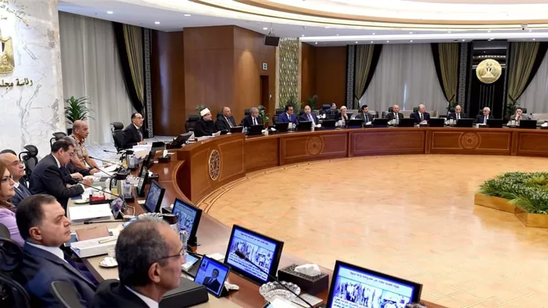 «مدبولي» يوجه الوزراء المعنيين بسرعة تنفيذ مشروعات الخدمات بواحة سيوة