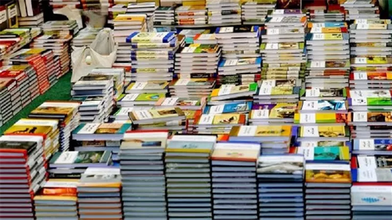 المصنفات تضبط 19200 ملزمة تعليمية بدون تصريح داخل مكتبة في الدقى