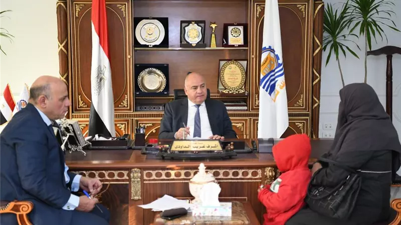 محافظ قنا يواصل إستقبال المواطنين لبحث شكواهم