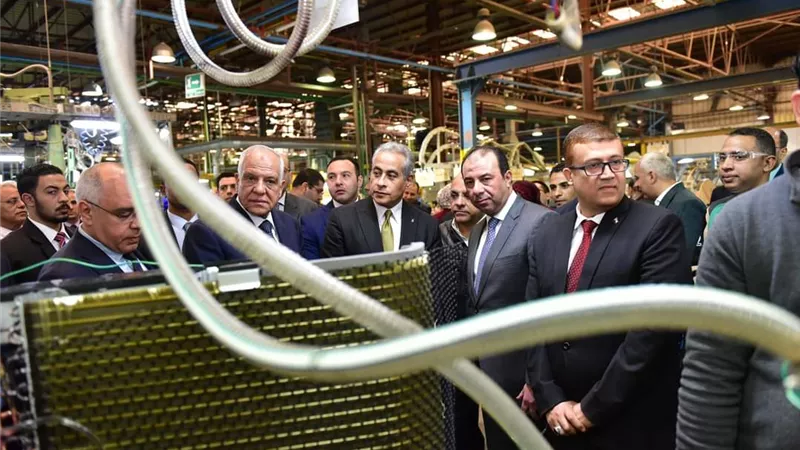 وزير العمل ومحافظ الجيزة يتفقدان شركة 