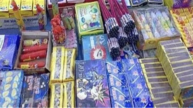 أمن الجيزة يضبط مروجي الألعاب النارية والأسلحة البيضاء عبر 