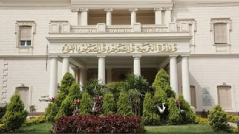 بعد 30 دقيقة من بدء اللجنة تداول أسئلة امتحان الديناميكا 
