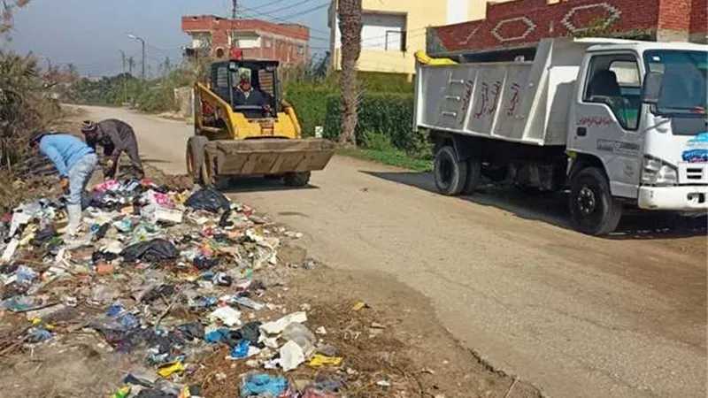 جمع ورفع أطنان قمامة ومخلفات من مركز فايد بالإسماعيلية