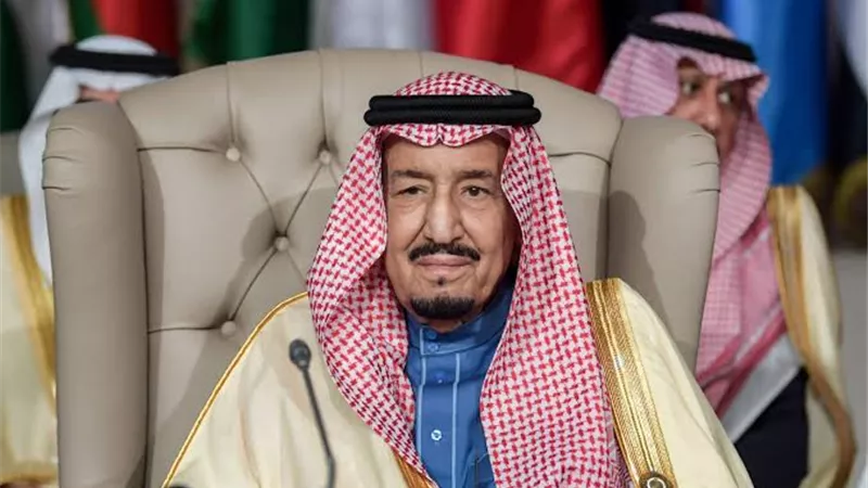 الملك سلمان خادم  الحرمين يغادر مستشفى الملك فيصل