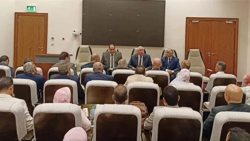 وزير الزراعة يجتمع مع الباحثين في مجالي الانتاج الحيواني والبساتين
