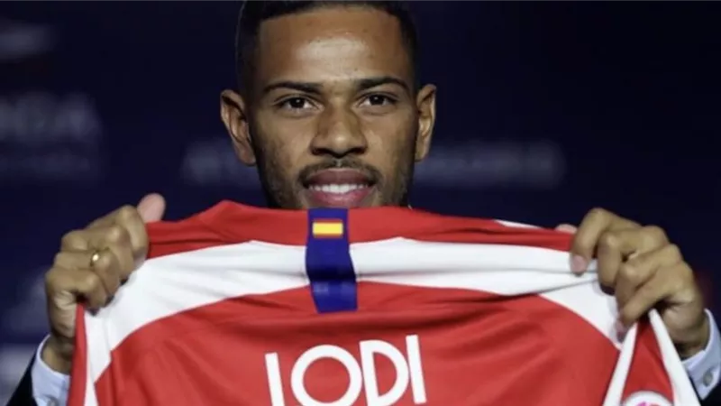لودي يغزو الملاعب السعودية بقميص الهلال