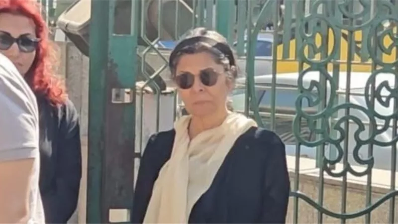 بنظارة سوداء.. فنانة شهيرة تودع والدتها إلي مثواها الأخير بمسجد النور (صور)