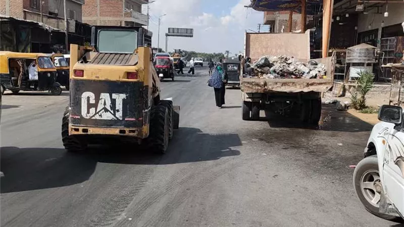 مركز أبو صوير يواصل أعمال النظافة والإنارة العامة