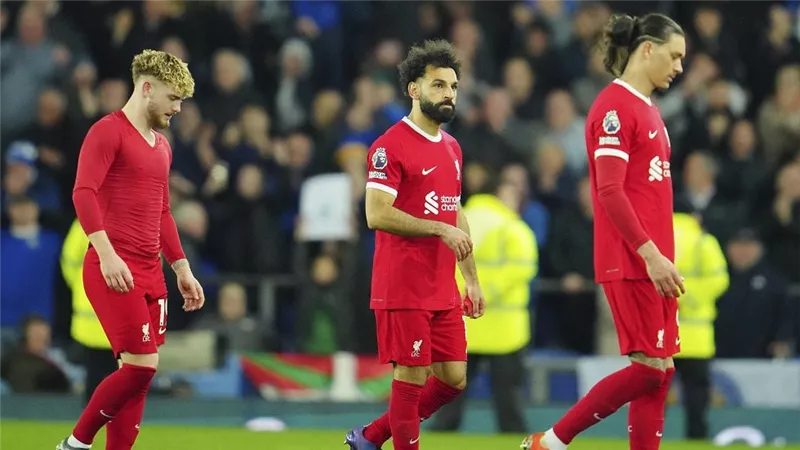 ليفربول يتلقى هزيمة قاسية أمام إيفرتون تبعده عن صراع صدارة الدوري الإنجليزي