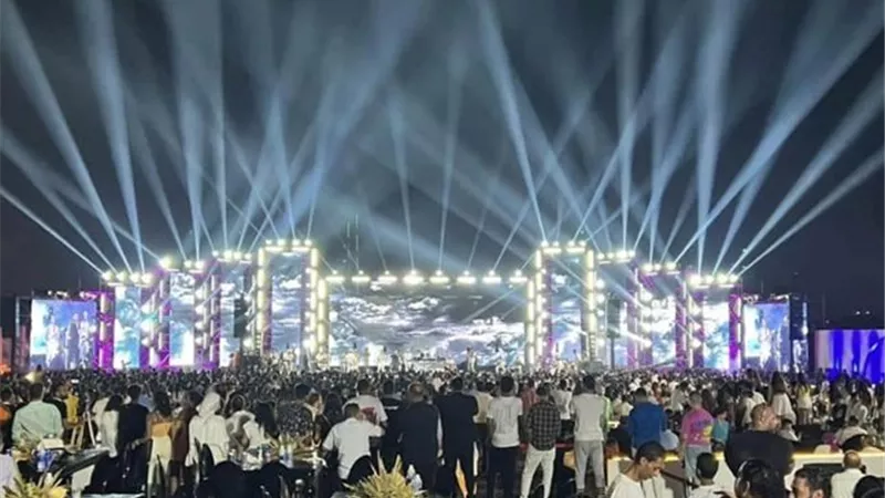 تامر حسني وابنته يشعلان أجواء حفل سيدى عبد الرحمن