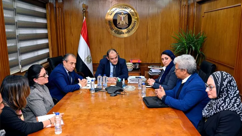 وزير التجارة: نسعى للاستفادة من الخبرة الماليزية في مجال تصنيع زيت النخيل