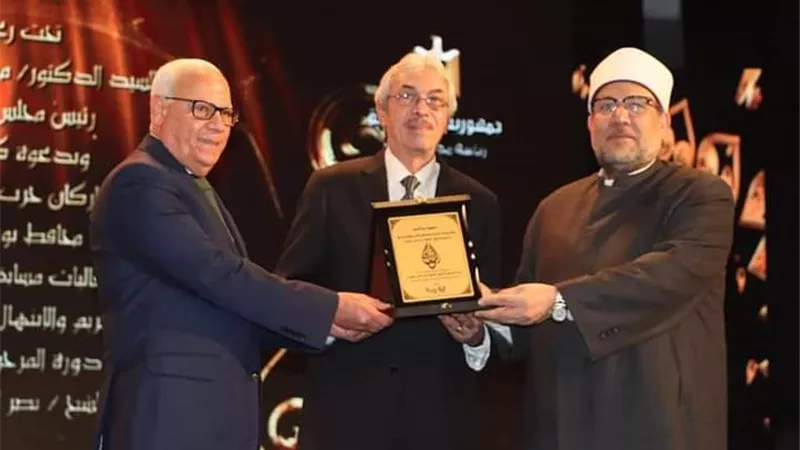 محافظ بورسعيد يكرم أسرة الراحل المبتهل 