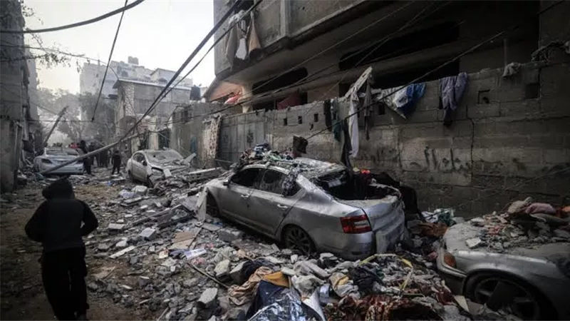 مسعفون: إسرائيل زادت من غاراتها الجوية على رفح