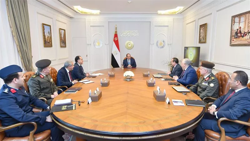 السيسي يجتمع برئيس مجلس الوزراء وعدد من المسئولين