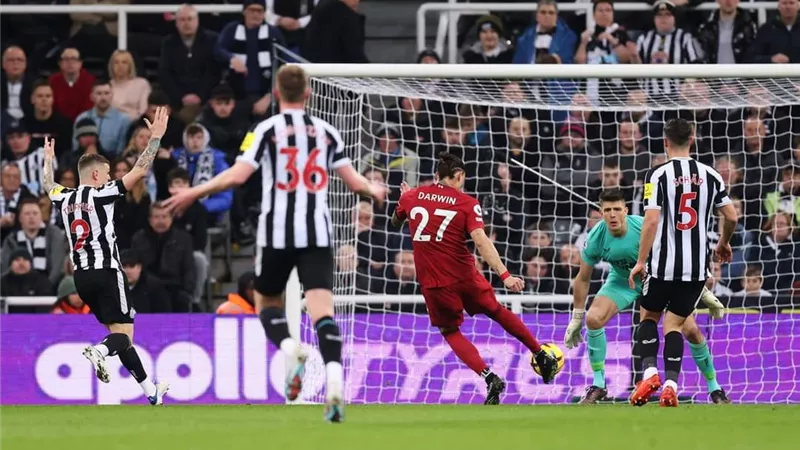 ليفربول يواصل زحفه نحو المربع الذهبي بثنائية في مرمى نيوكاسل بالدوري
