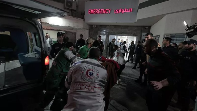 قوات الاحتلال تشن غارات عنيفة وتقصف بوابة مجمع الشفاء الطبي في غزة