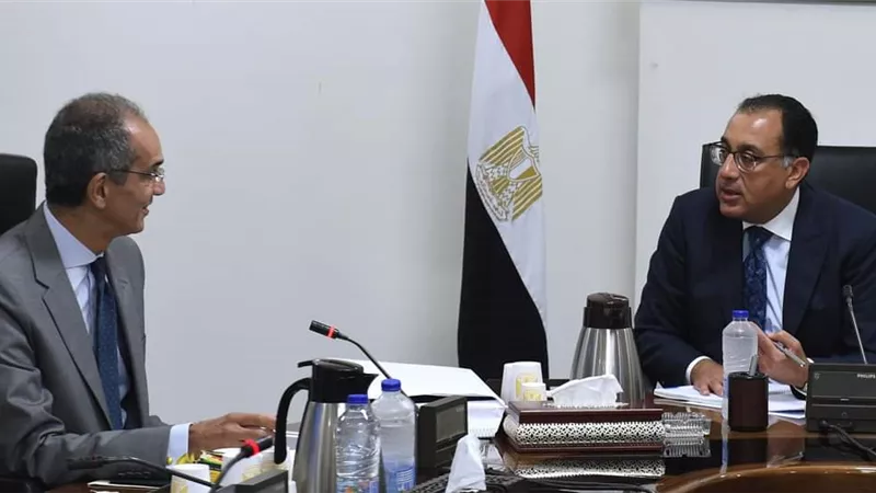 «مدبولي» يتابع مع وزير الاتصالات استراتيجية مصر الرقمية لصناعة التعهيد