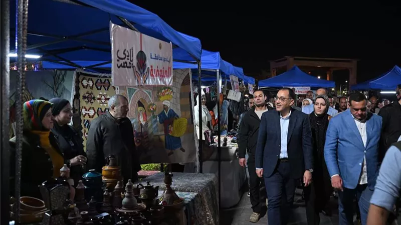 رئيس الوزراء يتفقد معرض 