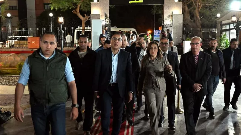 رئيس الوزراء يتفقد مسرح 