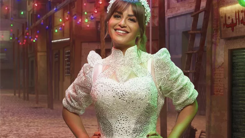 منة فضالي تروج لمسرحية 