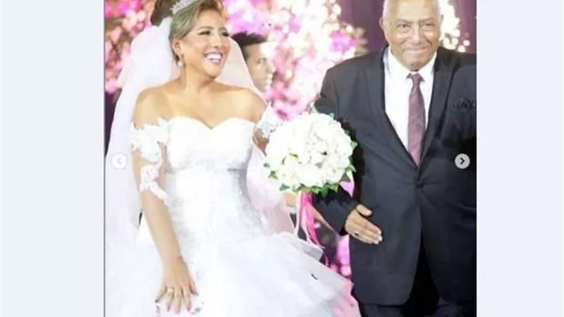 ربنا ينجيه.. مي كساب تطلب من جمهورها الدعاء لـ والدها
