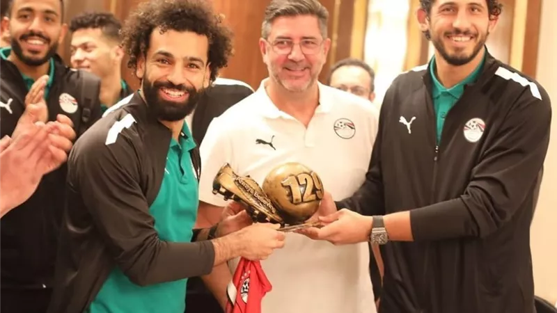 فى موطنه الثاني.. فيتوريا يحتفل بمرور عام في تدريب الفراعنة