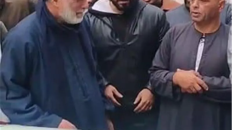 انهيار الفنان أحمد عبدالله أثناء تشييع جثمان والده
