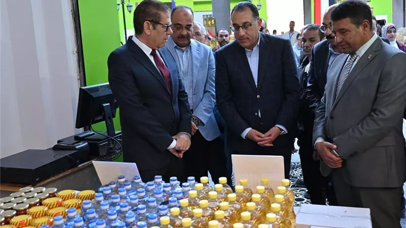 رئيس الوزراء يتفقد معرض السلع الغذائية بحي 