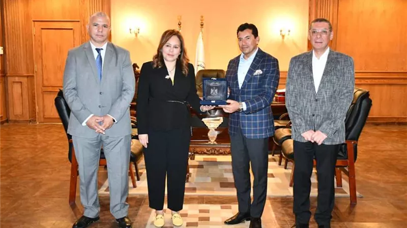 وزير الرياضة يلتقي المغربية حجيج رئيسة الاتحاد الافريقي للكرة الطائرة 