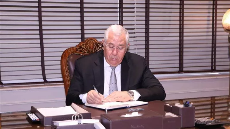 «القصير» يوجه الباحثين بإيجاد حلول استباقية لمشكلات تواجه الزراعة