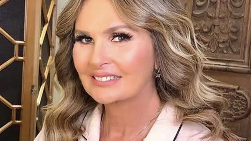 يسرا تتقدم بالعزاء في وفاة الفنان عثمان محمد على
