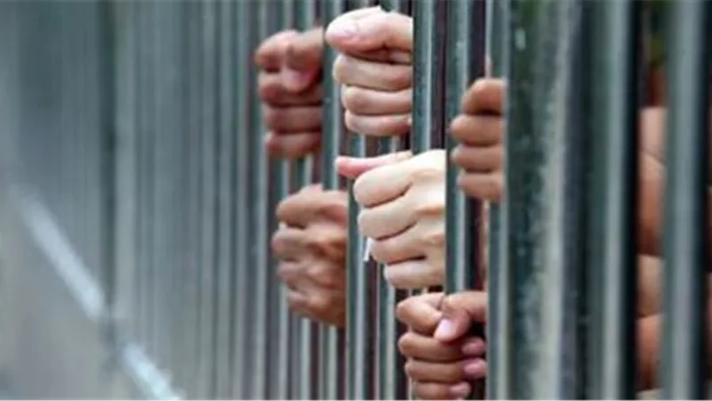 أسرة أخذت من تجارة المخدرات مهنتها.. الحكم 3 أشخاص بالسجن 6 سنوات وغرامة 100 ألف