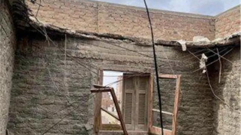 النيابة تُعاين موقع عقار دسوق المنهار وتطمئن على المصابين.. صور
