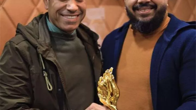 سامح حسين ينال جائزة الأفضل من الإذاعي شادى محمد