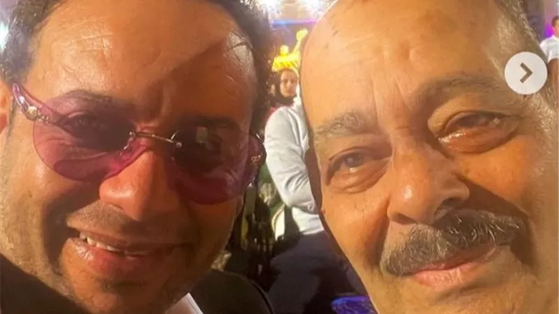 مصطفى قمر يشارك في تهنئة والده بعيد ميلاده