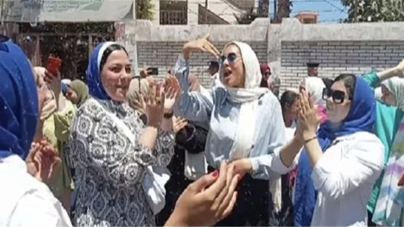 معالج نفسي يوجه نصيحة ذهبية لأولياء الأمور قبل نتيجة الثانوية.. قدموا لهم الحب